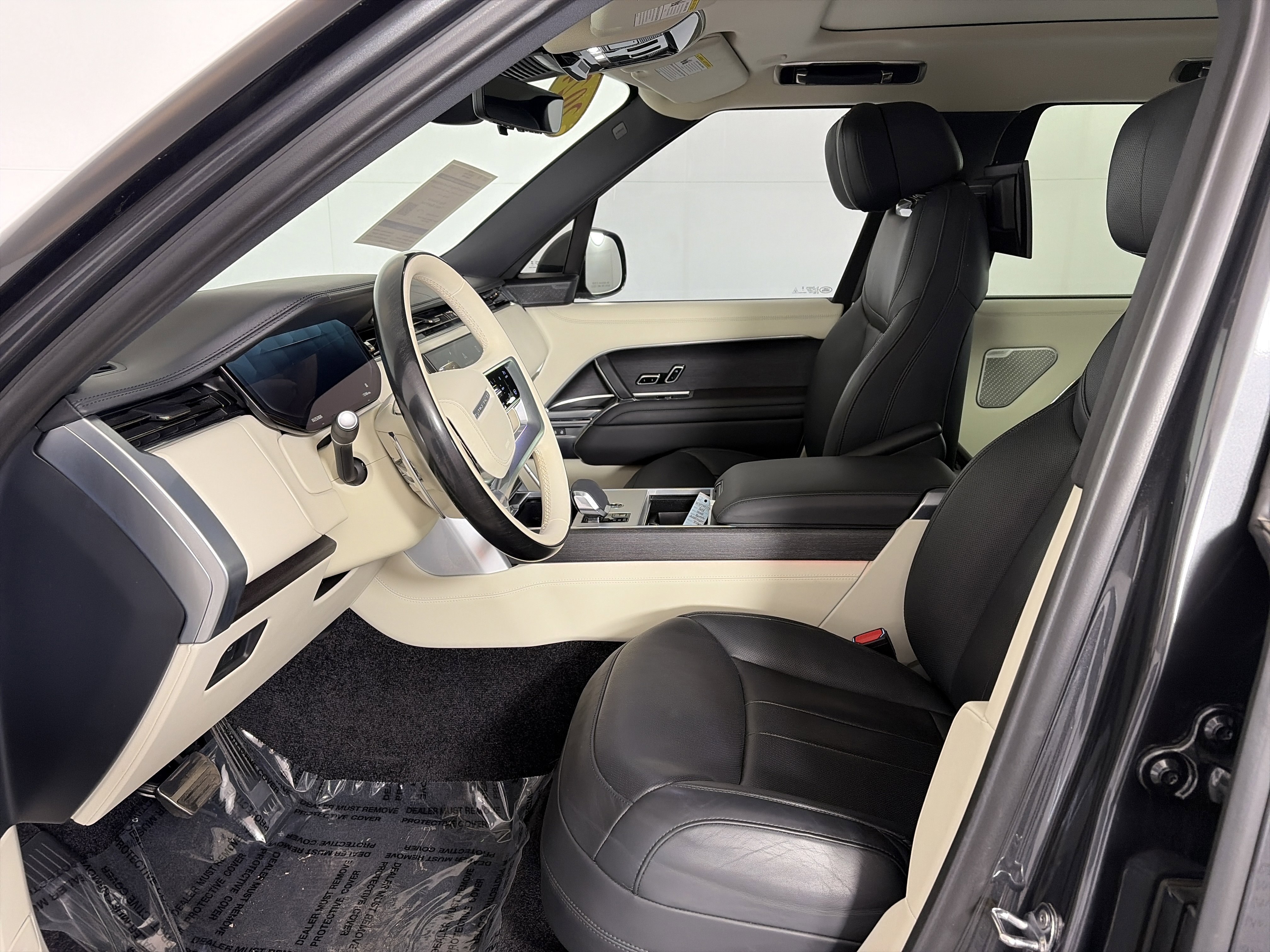 Used 2024 Land Rover Range Rover Long Wheelbase Autobiography image 6