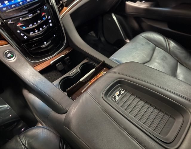 Used 2020 Cadillac Escalade Luxury w/ Escalade Sport Edition AWD/4WD image 15