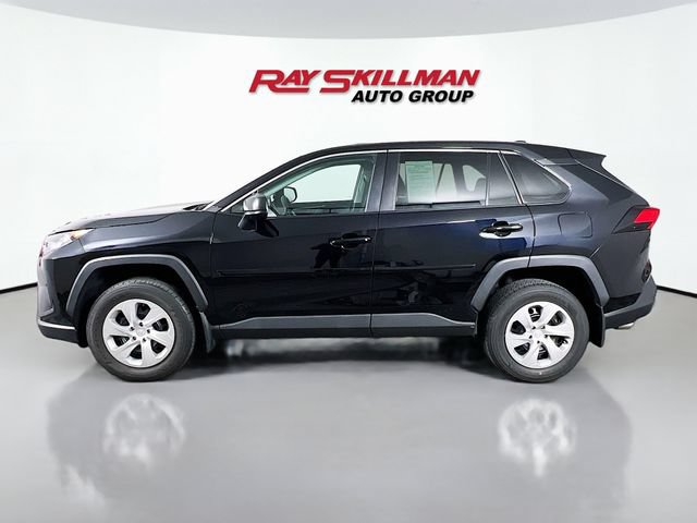 Used 2022 Toyota RAV4 LE AWD/4WD image 4