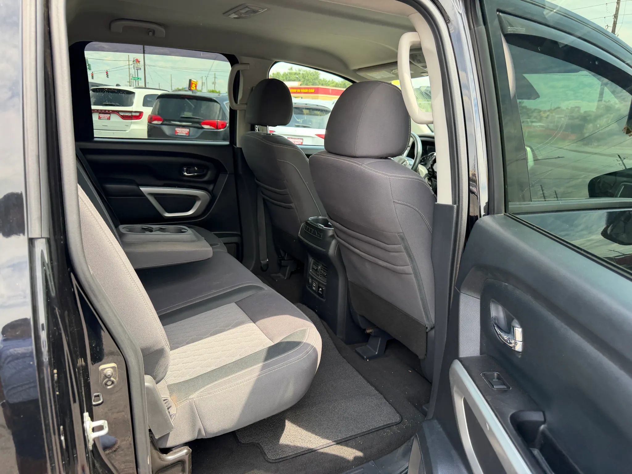 Used 2020 Nissan Titan SV w/ SV Convenience Package RWD image 8