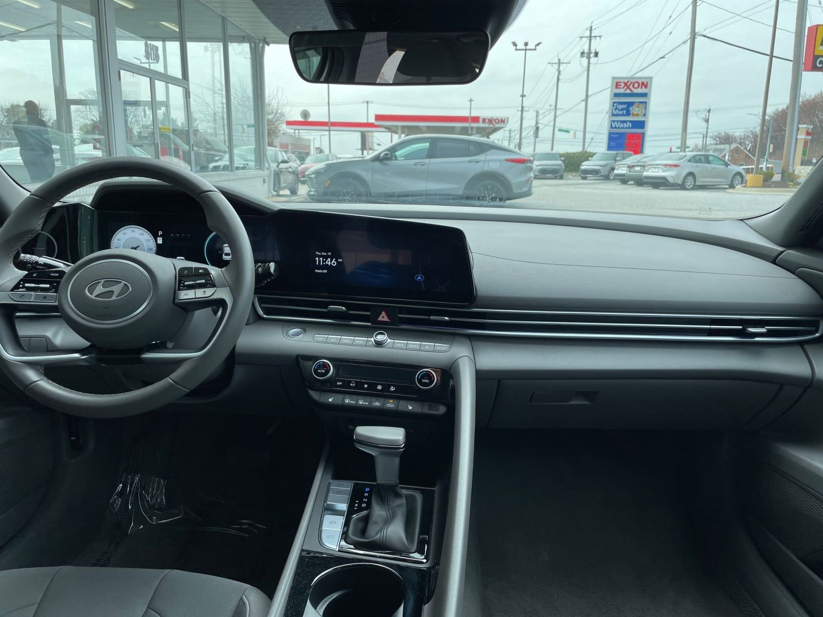 Used 2025 Hyundai Elantra SEL image 32