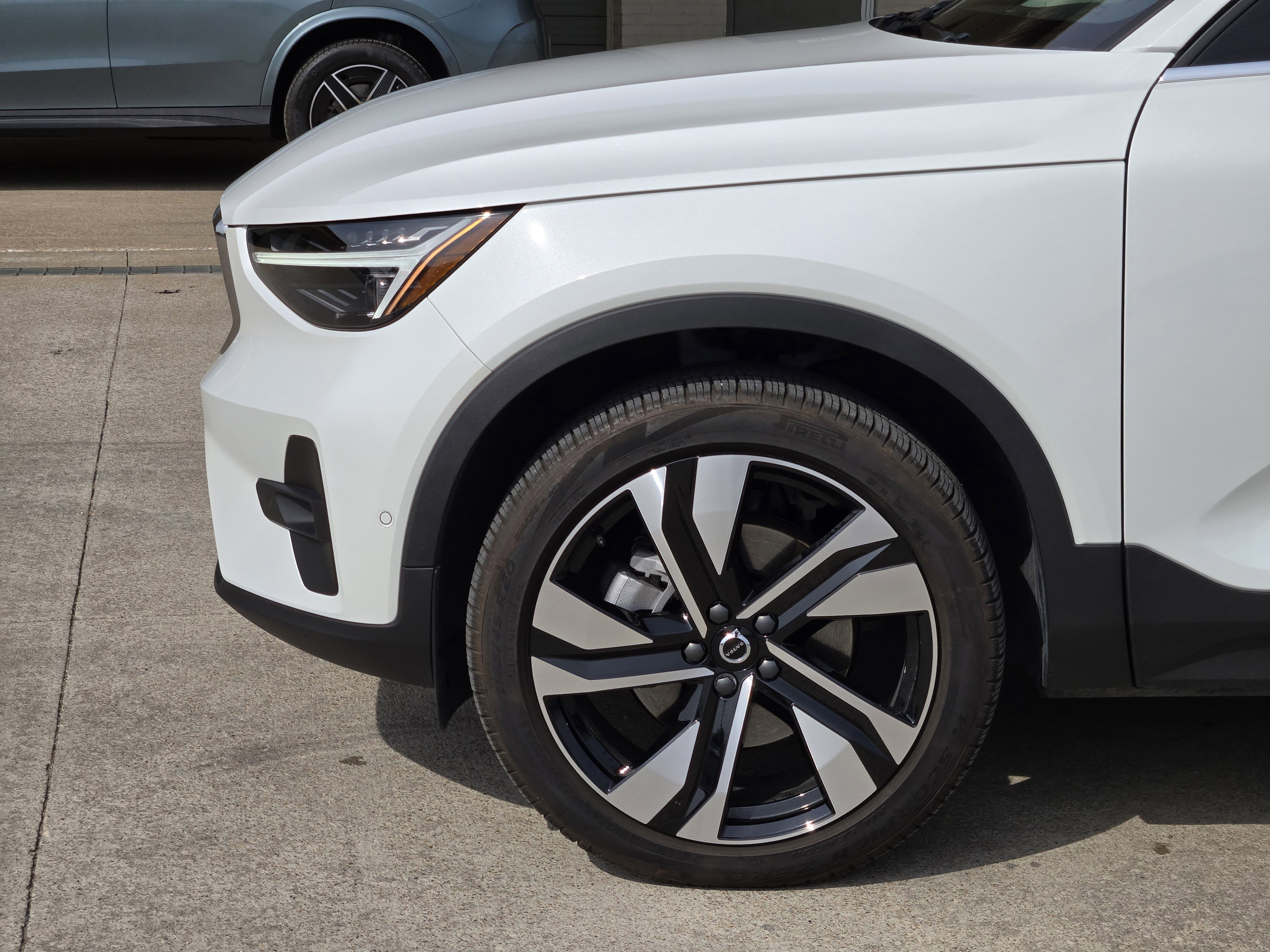 Used 2025 Volvo XC40 B5 Plus w/ Protection Package Premier image 15