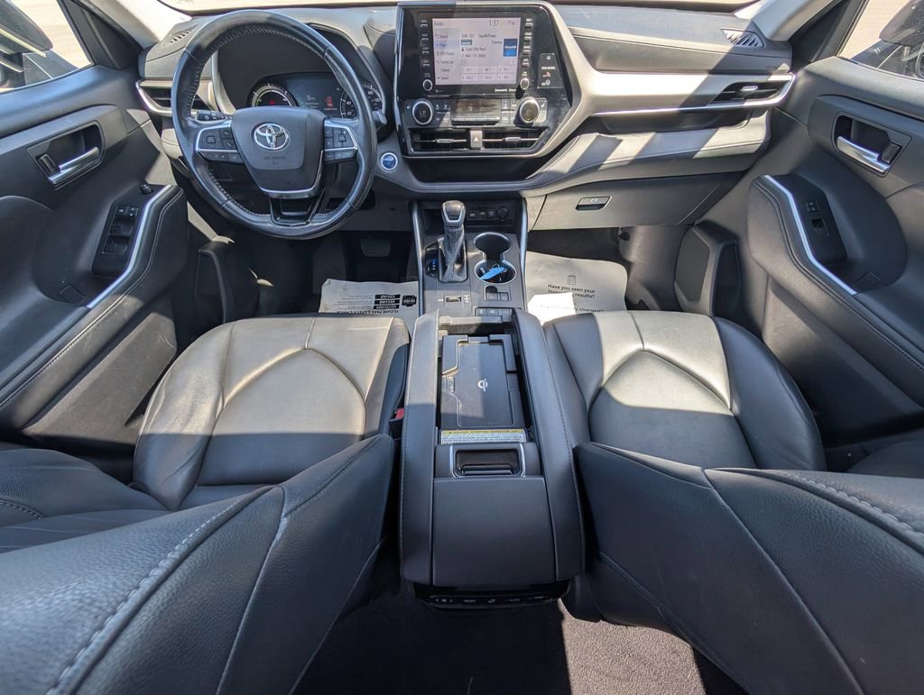 Used 2020 Toyota Highlander XLE image 25