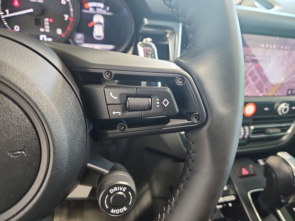 Certified 2026 Porsche Macan AWD/4WD image 23