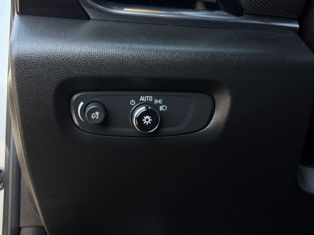 Used 2023 Chevrolet Traverse RS image 35