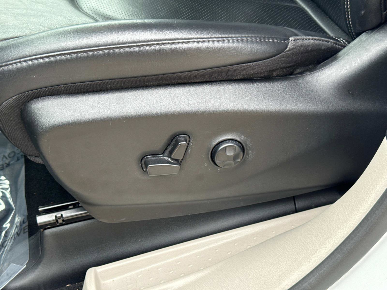 Certified 2023 Chrysler Pacifica Touring-L image 18