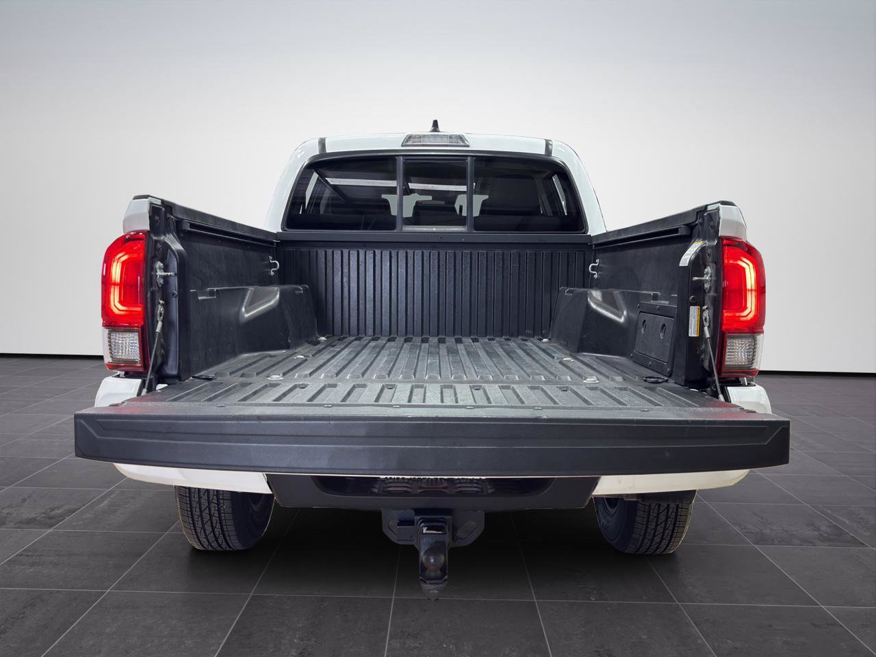 Used 2022 Toyota Tacoma SR AWD/4WD image 6