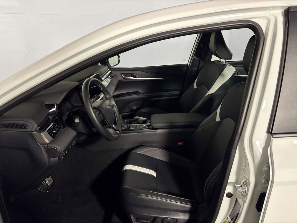 Used 2025 Toyota Camry SE image 11