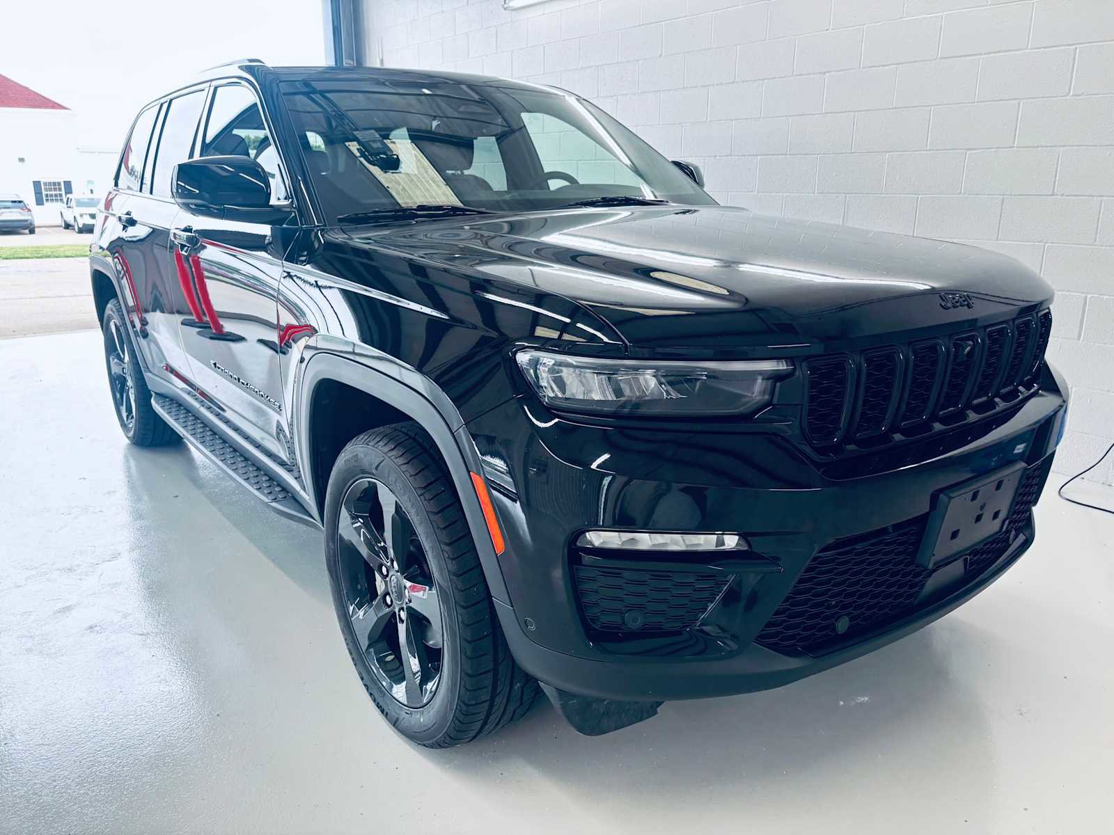 Used 2024 Jeep Grand Cherokee Limited w/ Luxury Tech Group II AWD/4WD image 4