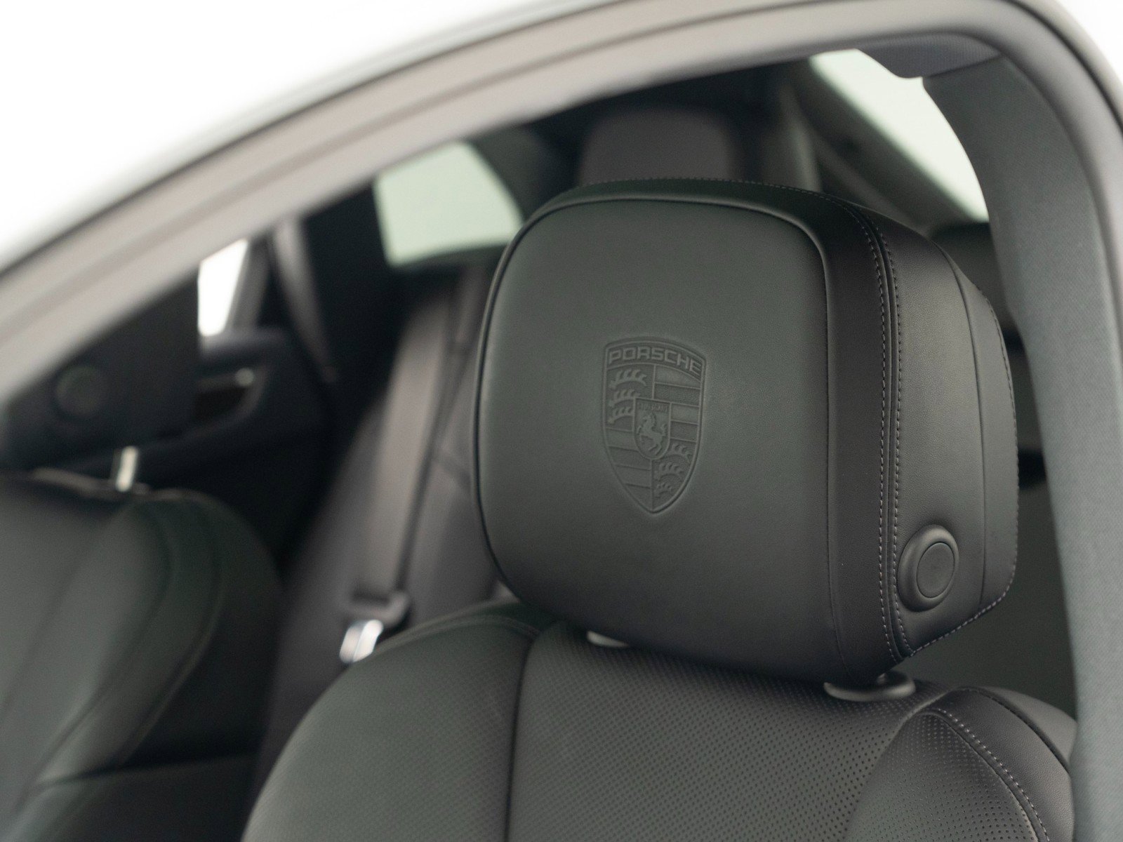 Certified 2025 Porsche Macan image 18