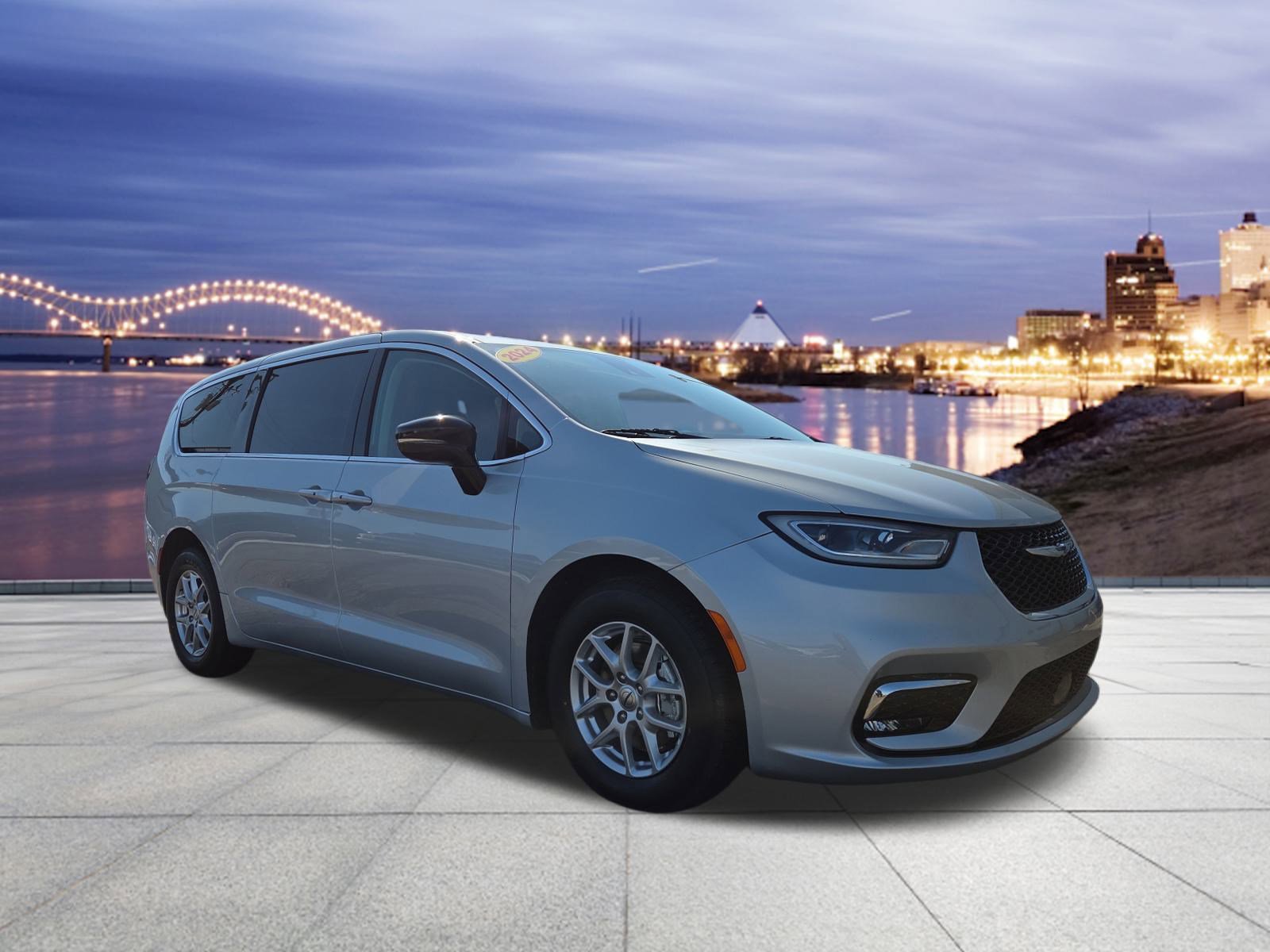 Used 2024 Chrysler Pacifica Touring-L image 4