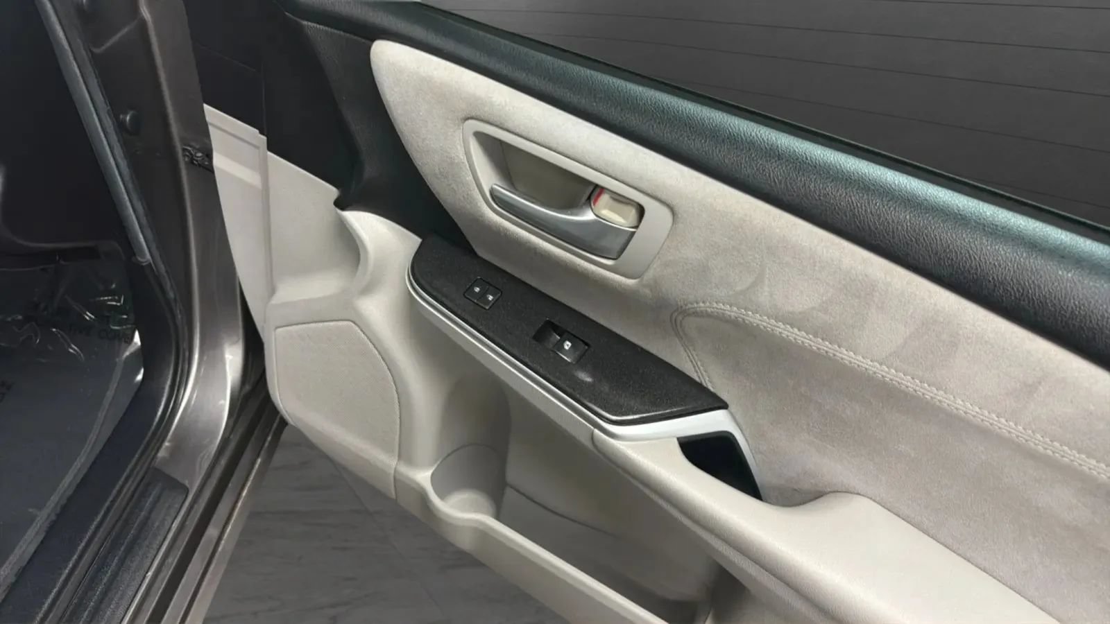 Used 2017 Toyota Camry XSE w/ Moonroof Package FWD image 17