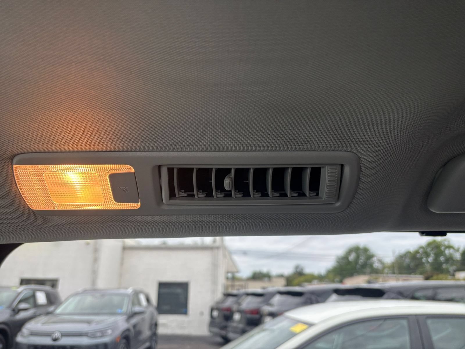 Used 2025 Toyota Sienna XLE FWD image 25