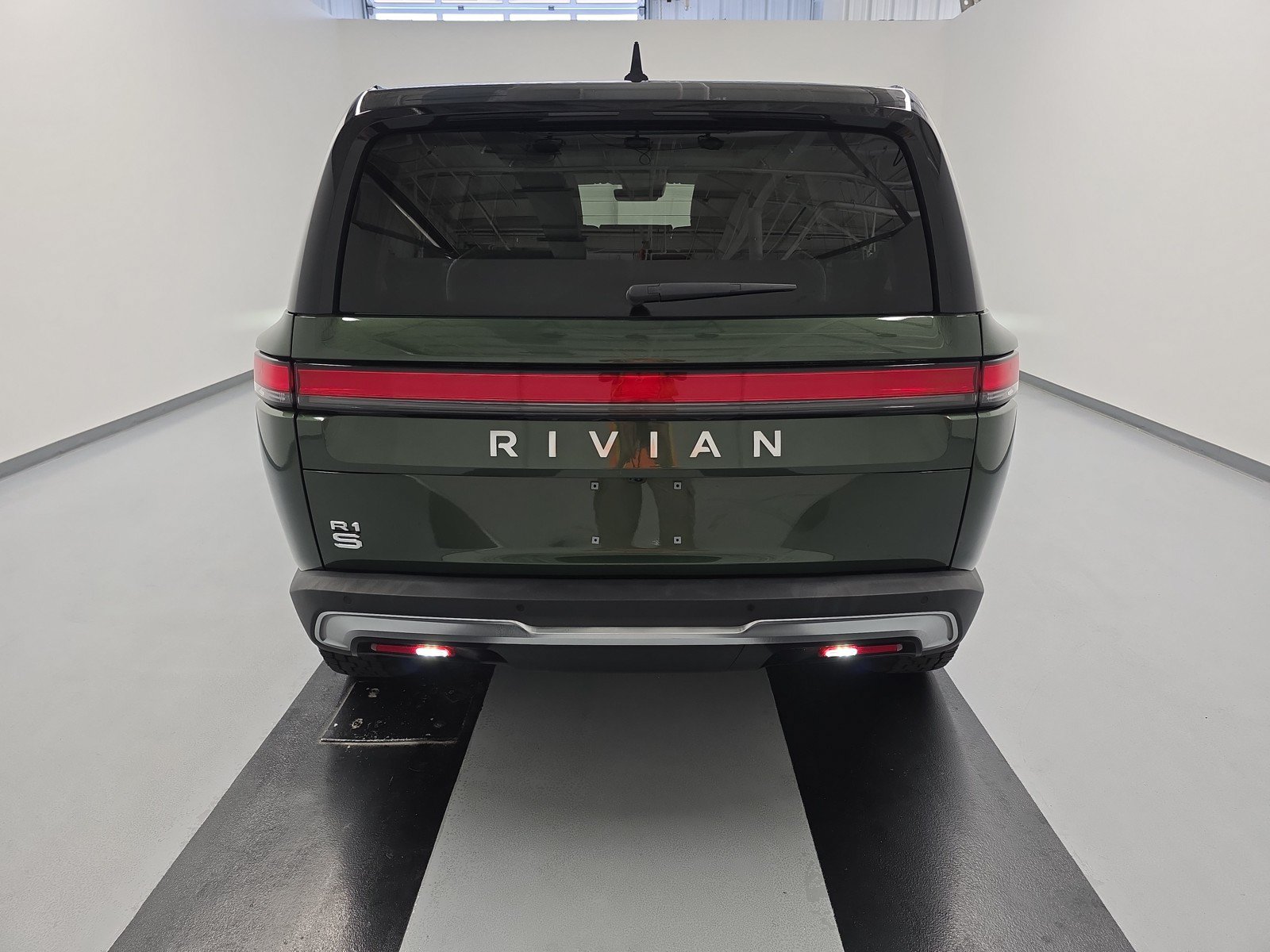 Used 2024 Rivian R1S Adventure AWD/4WD image 4