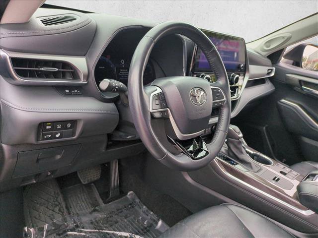 Used 2024 Toyota Highlander Platinum FWD image 10