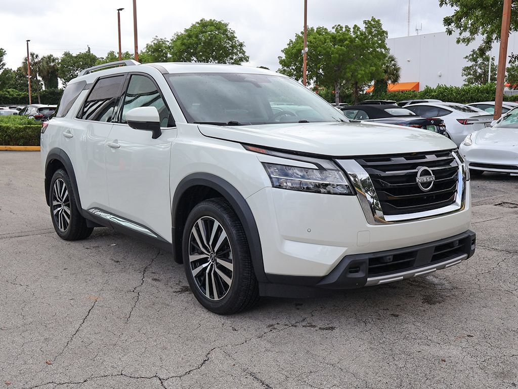 Used 2024 Nissan Pathfinder Platinum w/ Cargo Package AWD/4WD image 2
