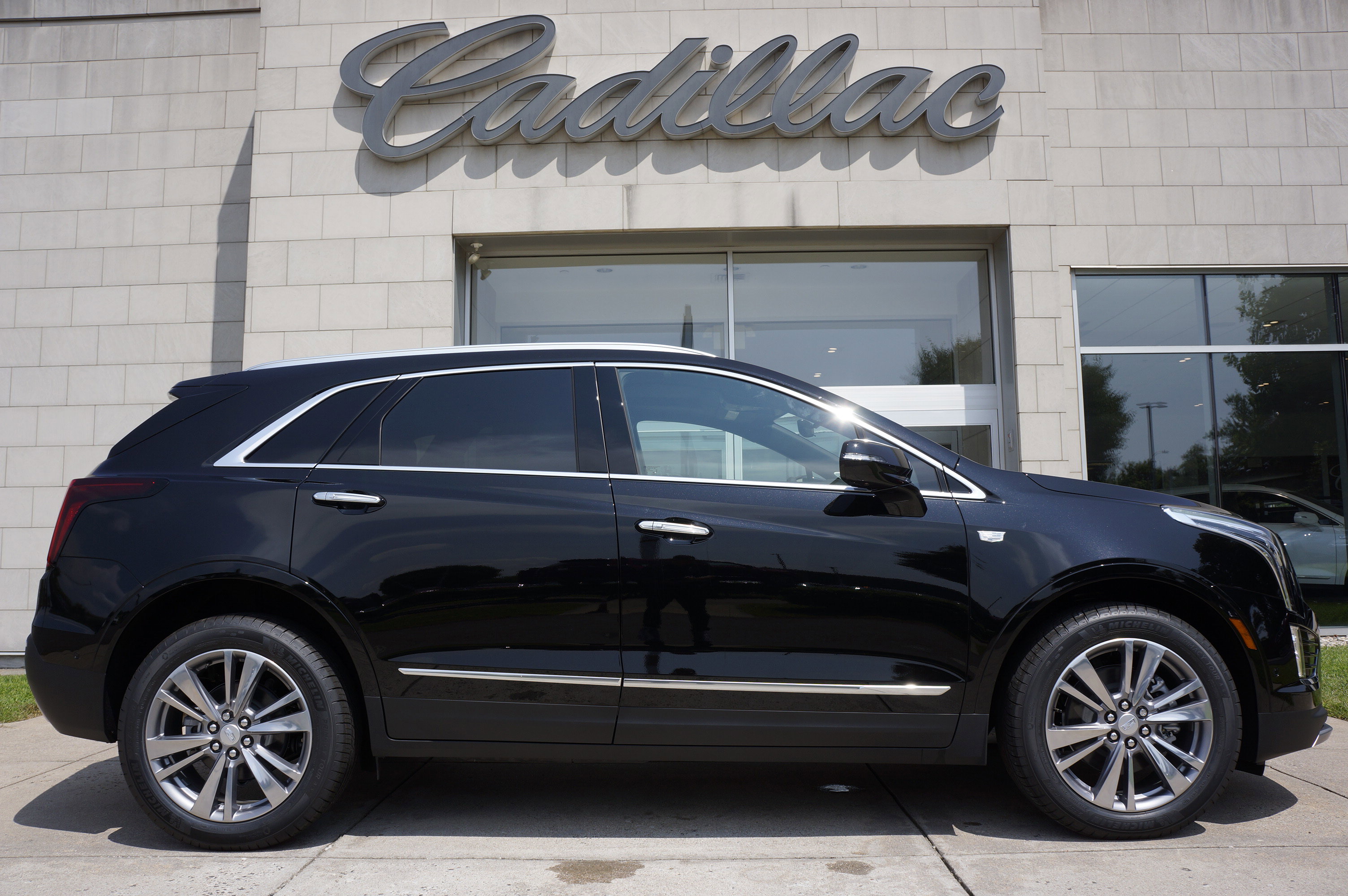 Used 2025 Cadillac XT5 Premium Luxury w/ Technology Package image 3