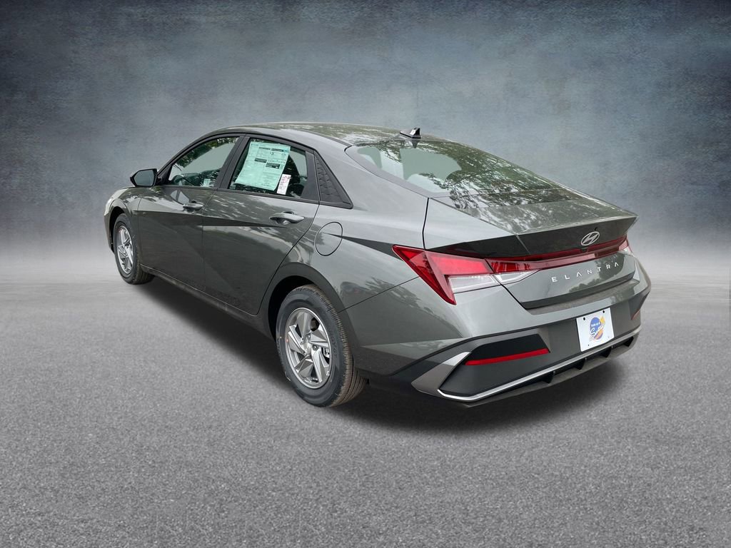 Used 2025 Hyundai Elantra SE image 29