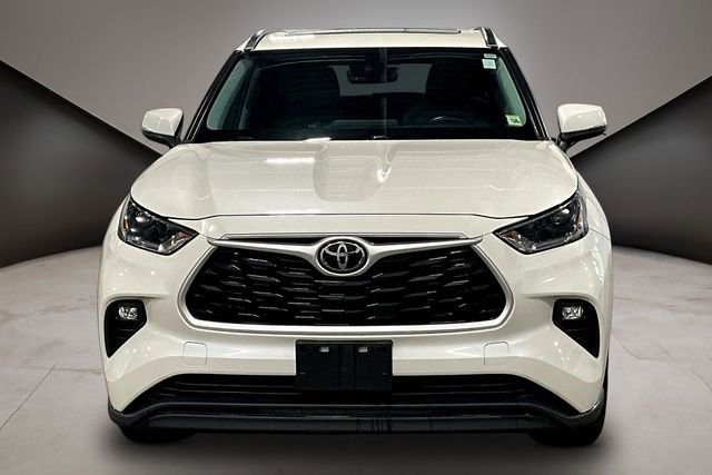 Used 2021 Toyota Highlander XLE AWD/4WD image 2