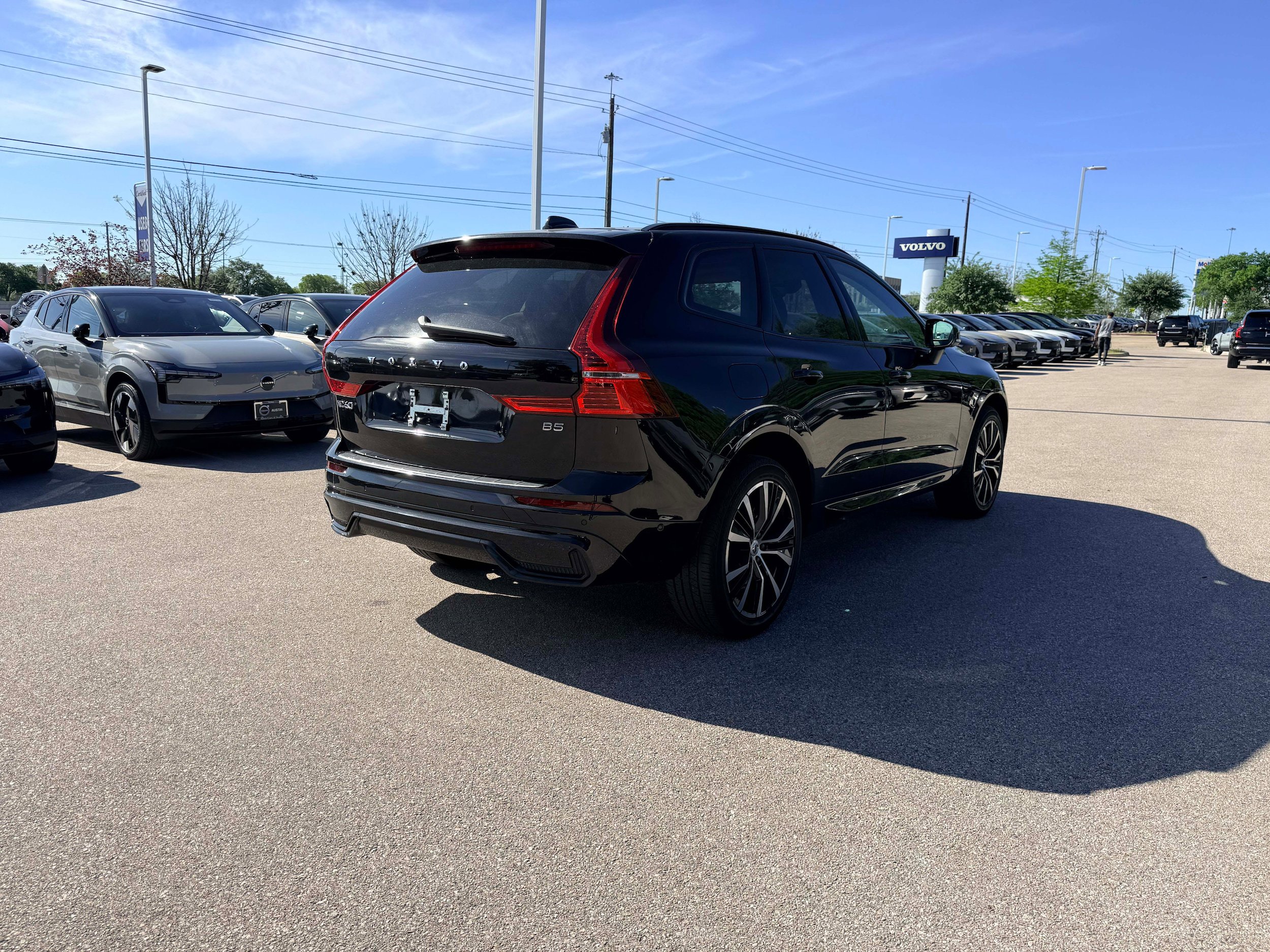 Certified 2023 Volvo XC60 B5 Plus w/ Climate Package image 6