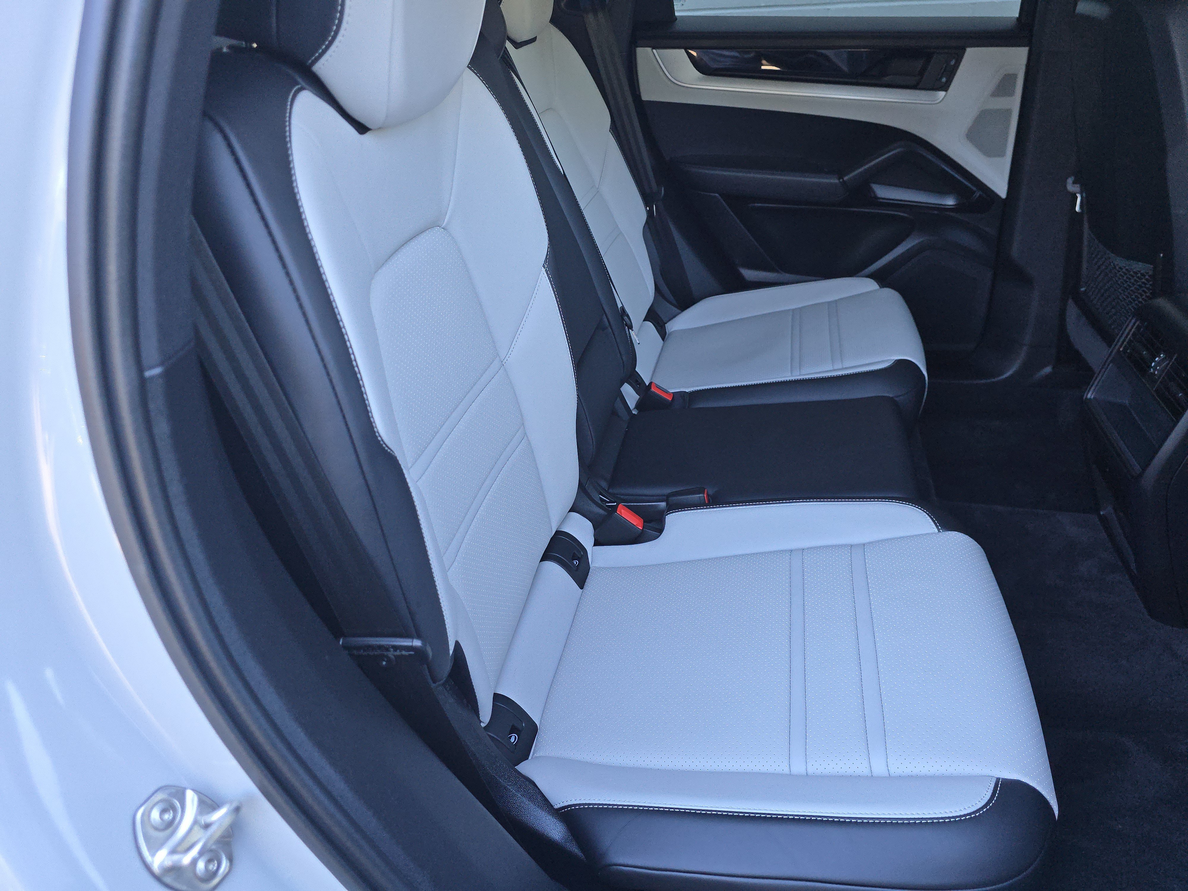 Certified 2024 Porsche Cayenne Coupe AWD/4WD image 19