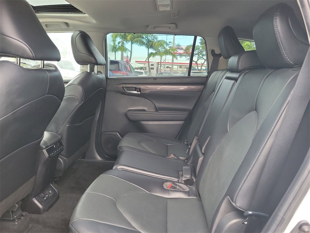 Used 2023 Toyota Highlander Limited image 7