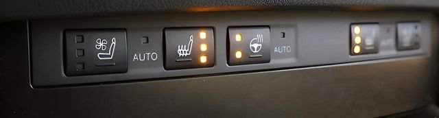 Used 2025 Lexus ES 300h w/ Premium Package image 4