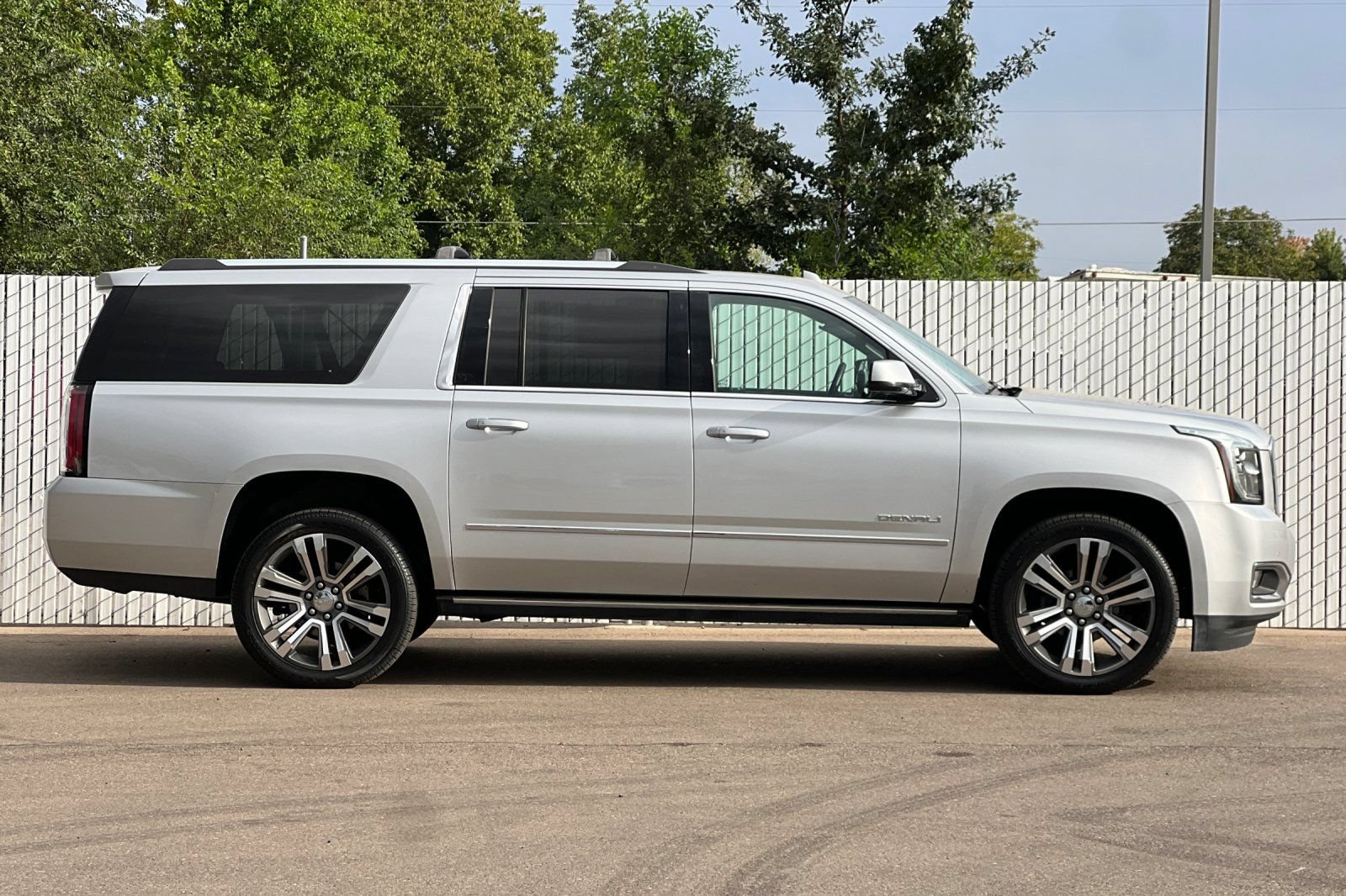 Used 2018 GMC Yukon XL Denali w/ Denali Ultimate Package AWD/4WD image 3