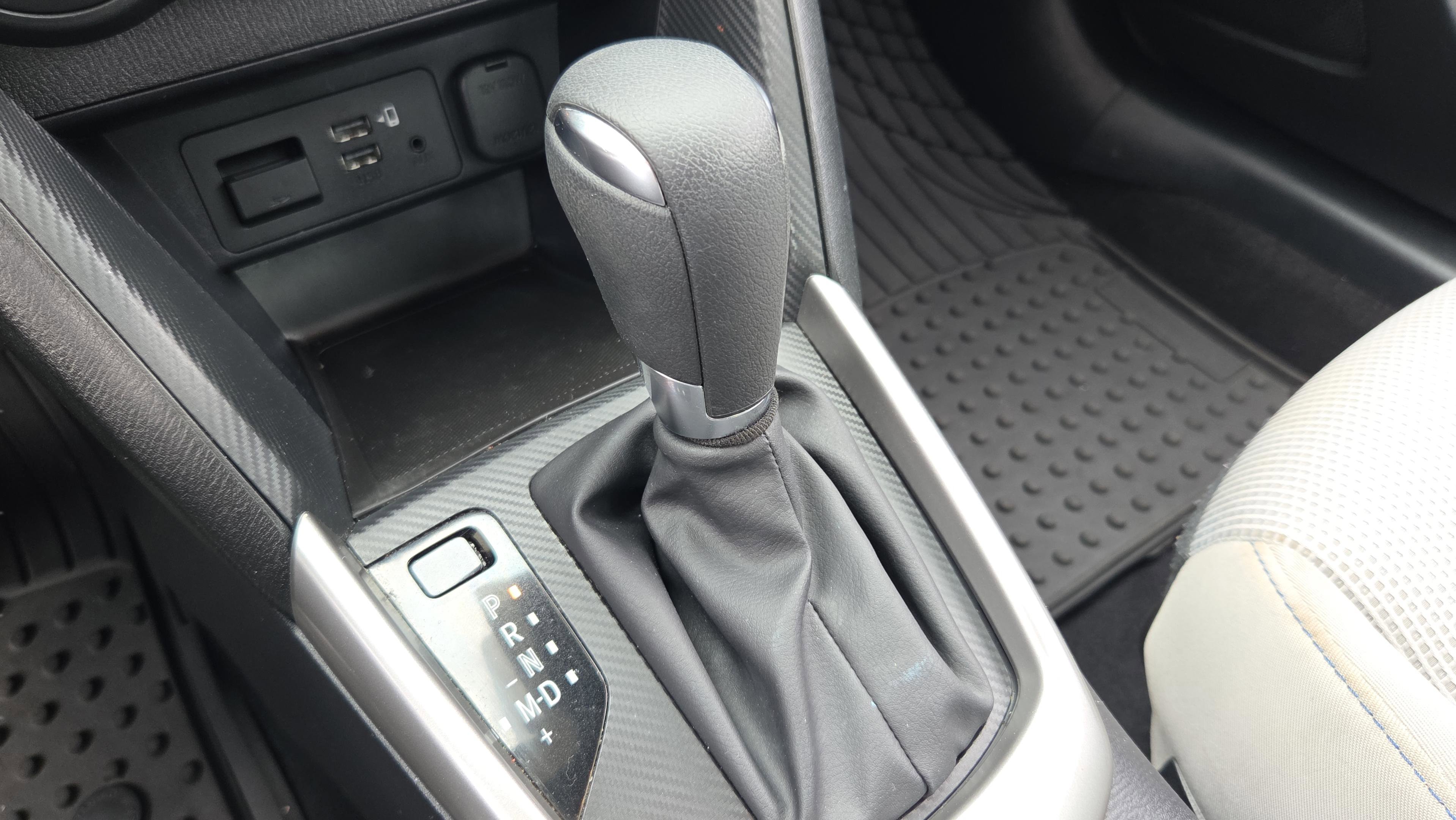 Used 2020 Toyota Yaris L image 25