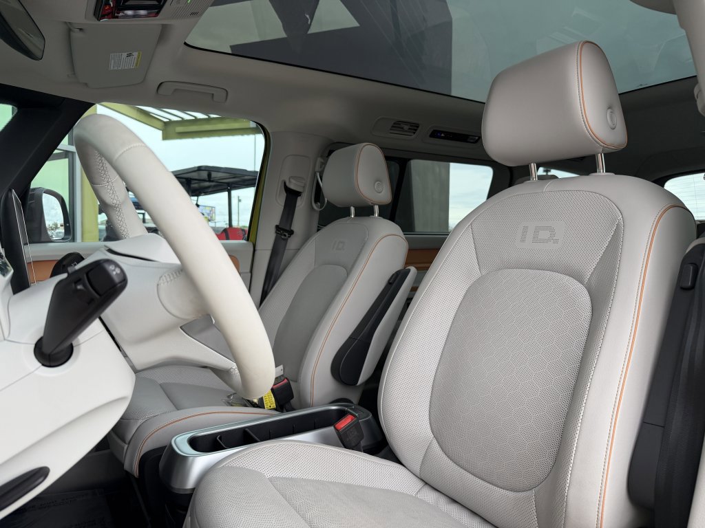 Used 2025 Volkswagen ID. Buzz 1st Edition image 32
