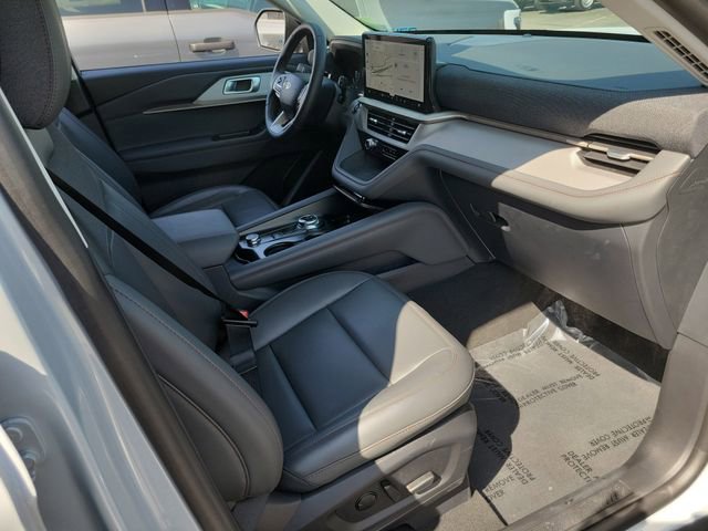 Used 2025 Ford Explorer Active w/ Active Comfort Package RWD image 16