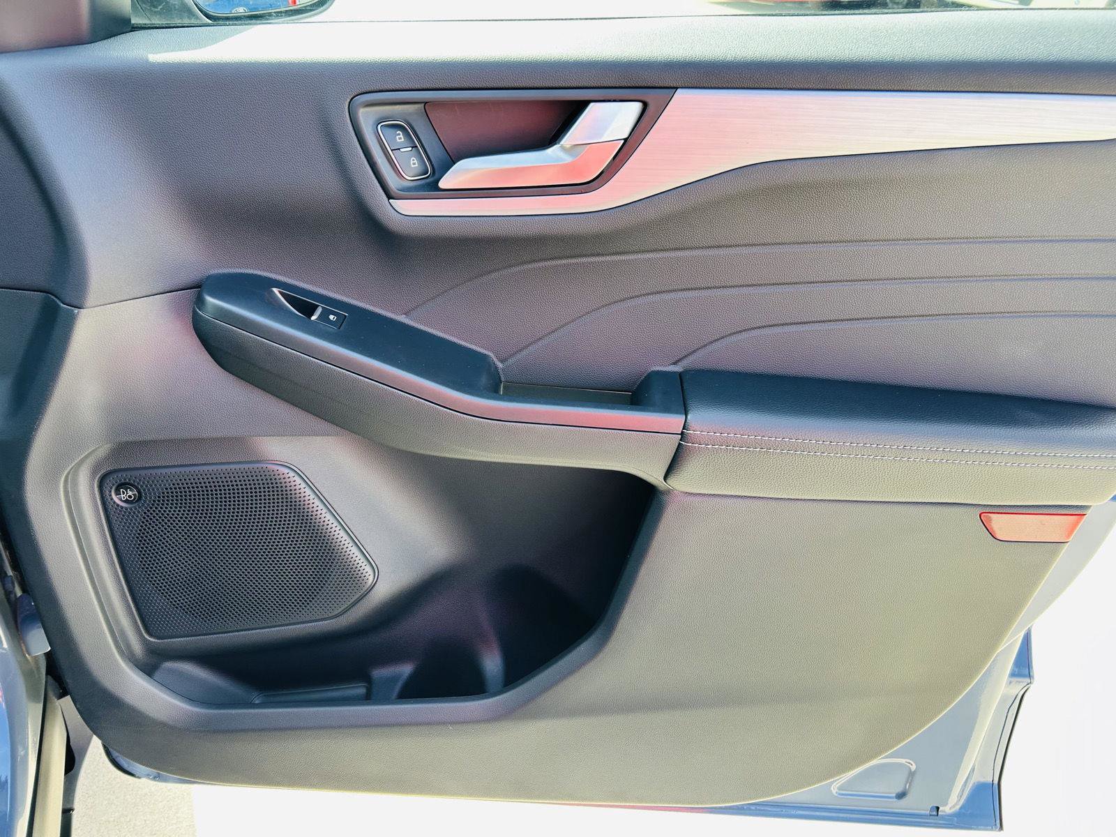 Used 2025 Ford Escape SE w/ PHEV Premium Package image 36