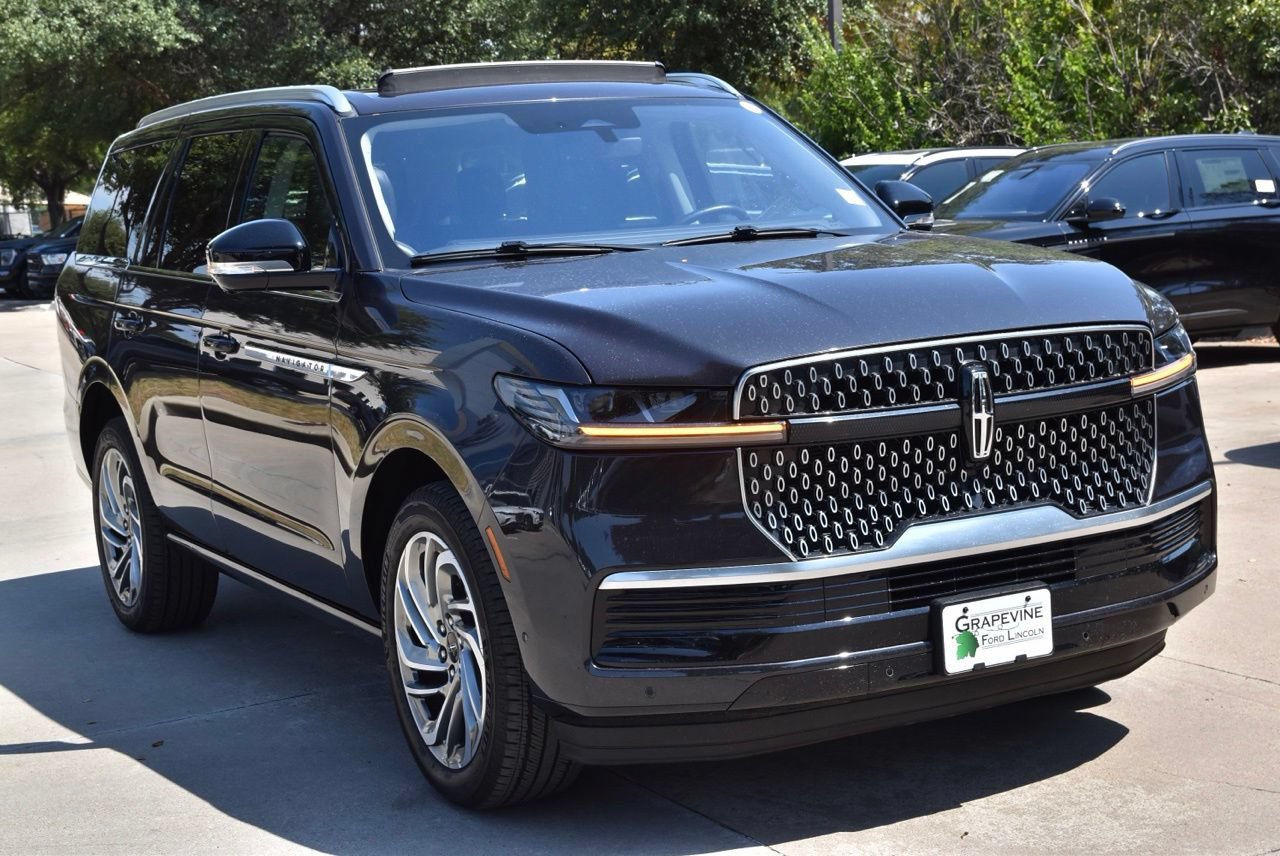 Certified 2025 Lincoln Navigator Reserve AWD/4WD image 4