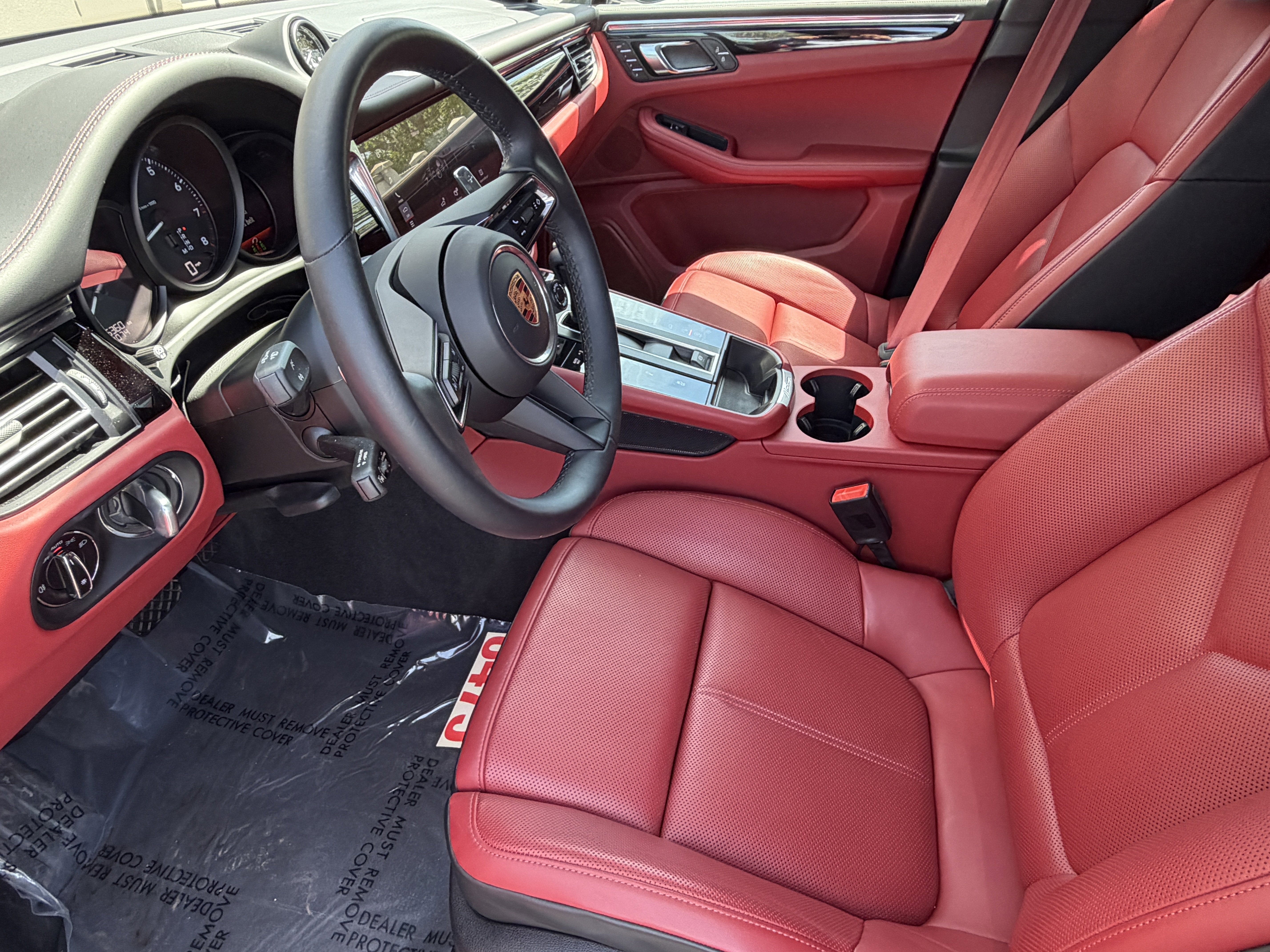 Certified 2025 Porsche Macan image 4