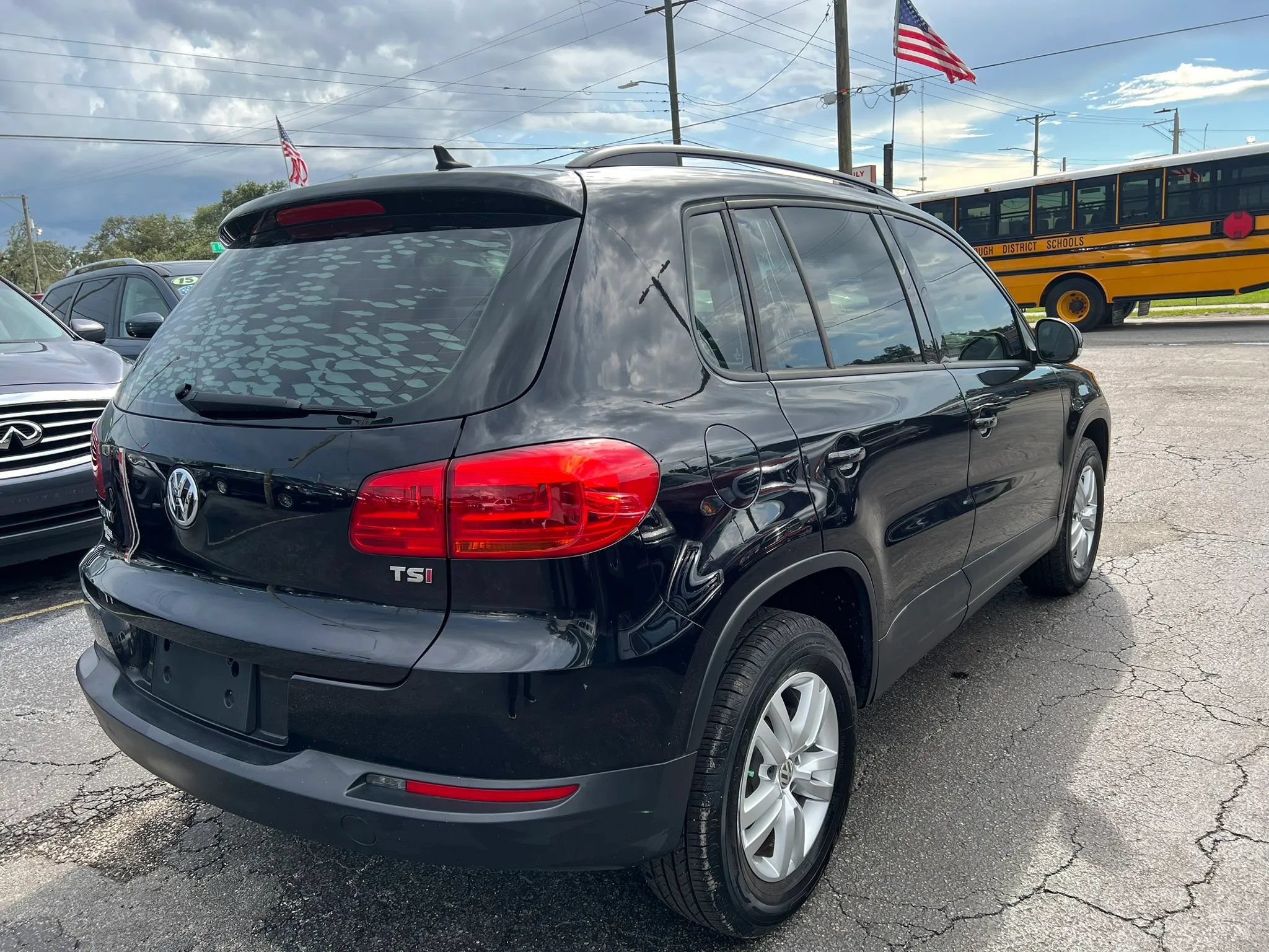 Used 2017 Volkswagen Tiguan S FWD image 5