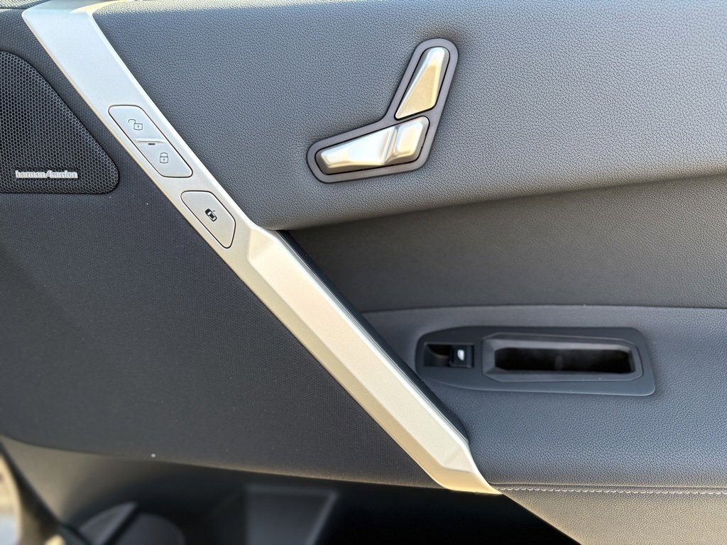 Used 2025 BMW iX xDrive50 w/ Sport Package image 26