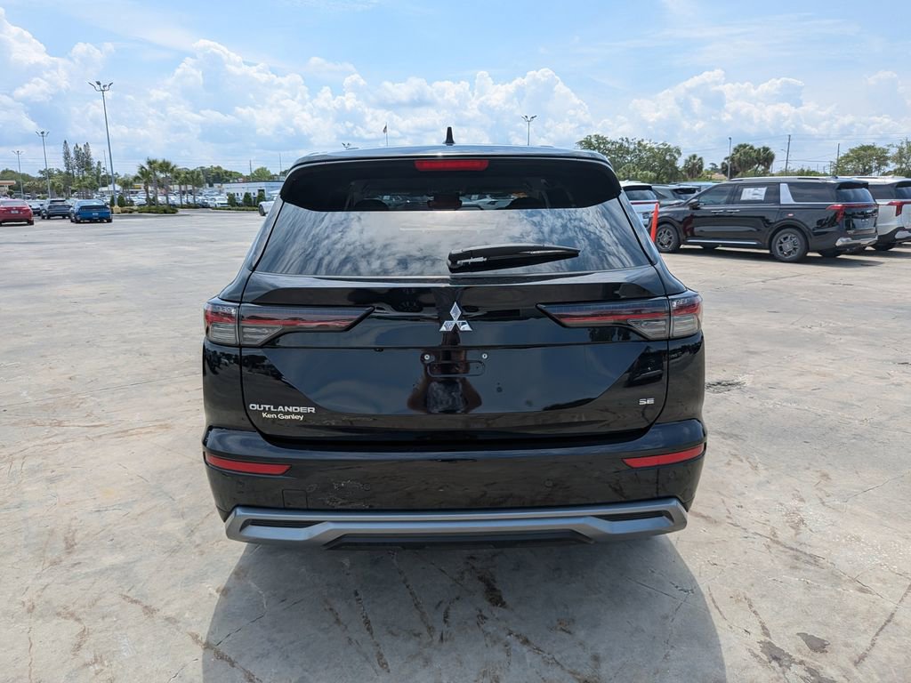 Used 2025 Mitsubishi Outlander SE FWD image 7