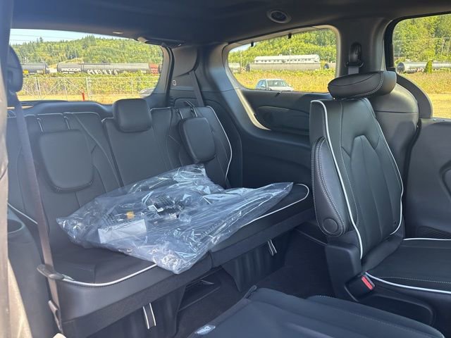 New 2025 Chrysler Pacifica Limited w/ Uconnect Theater Family Group image 8