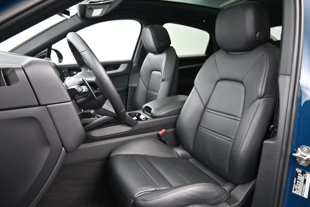 Certified 2025 Porsche Cayenne Coupe AWD/4WD image 5