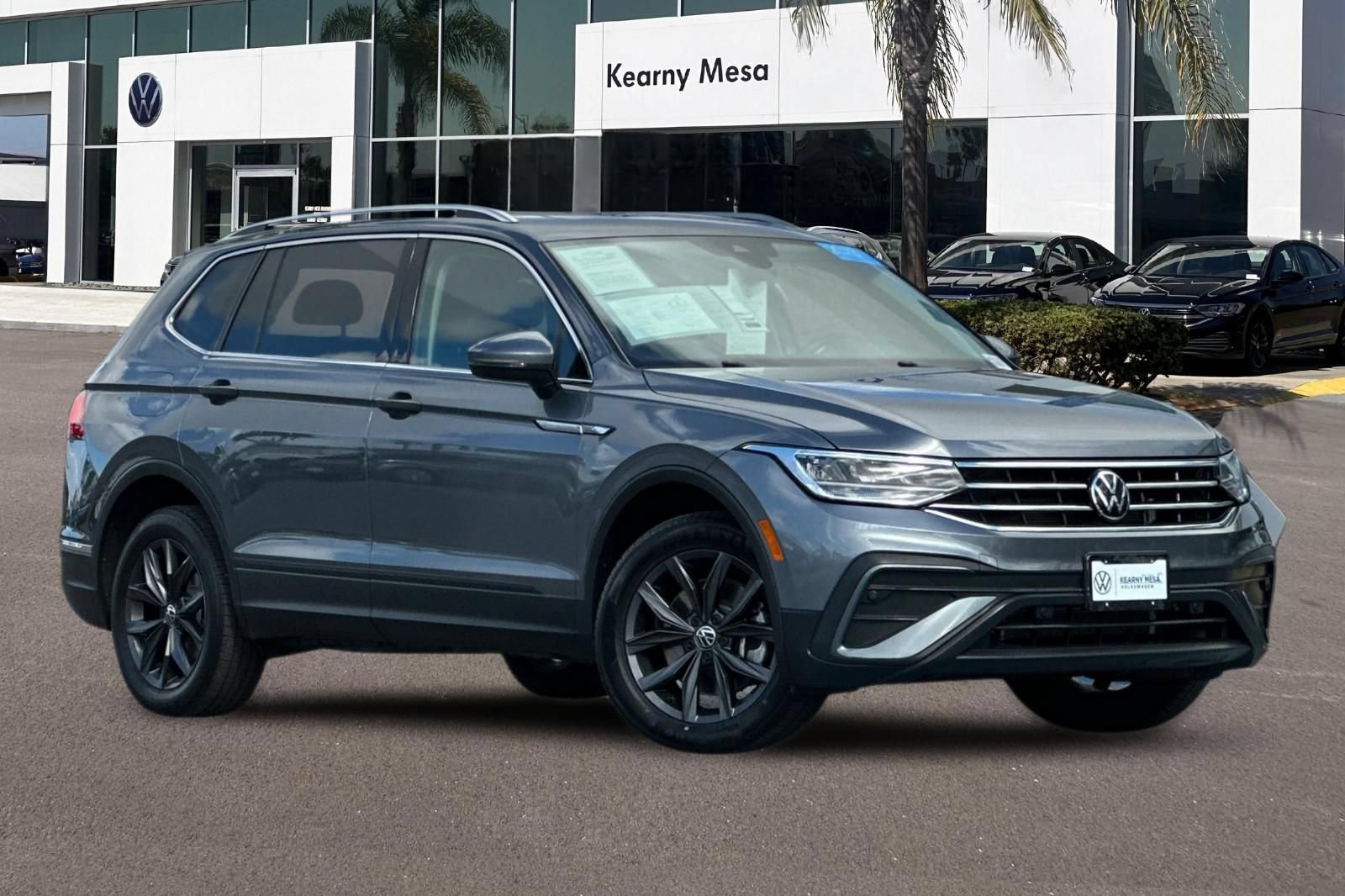 Used 2023 Volkswagen Tiguan SE w/ Panoramic Sunroof Package FWD image 2