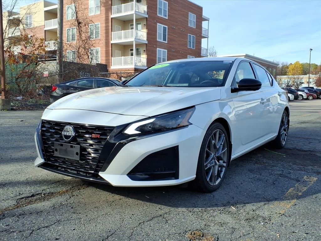 Used 2024 Nissan Altima 2.0 SR image 1