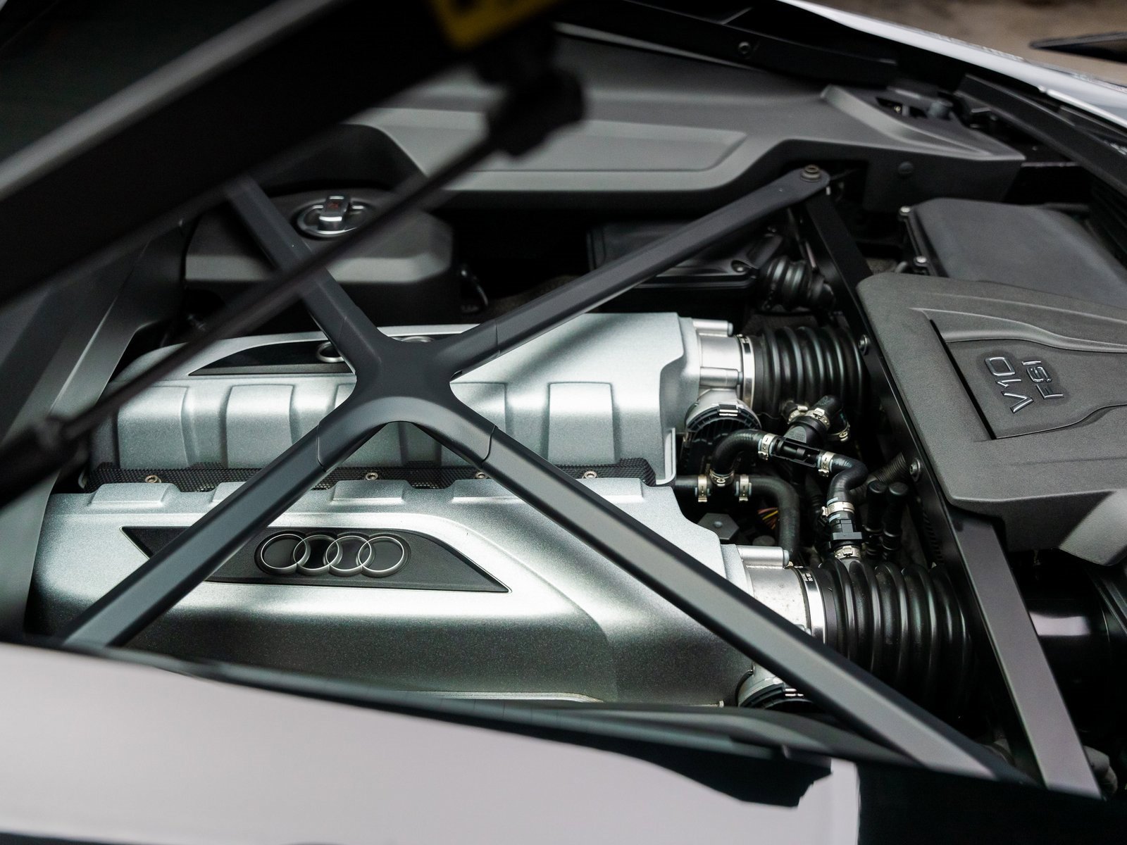 Used 2018 Audi R8 V10 w/ Premium Package image 49