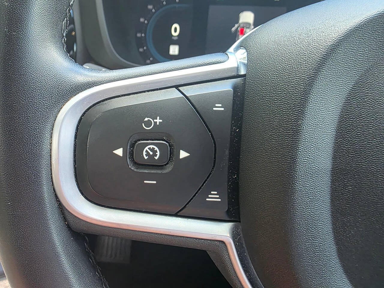 Used 2022 Volvo XC60 B5 Momentum w/ Climate Package AWD/4WD image 19