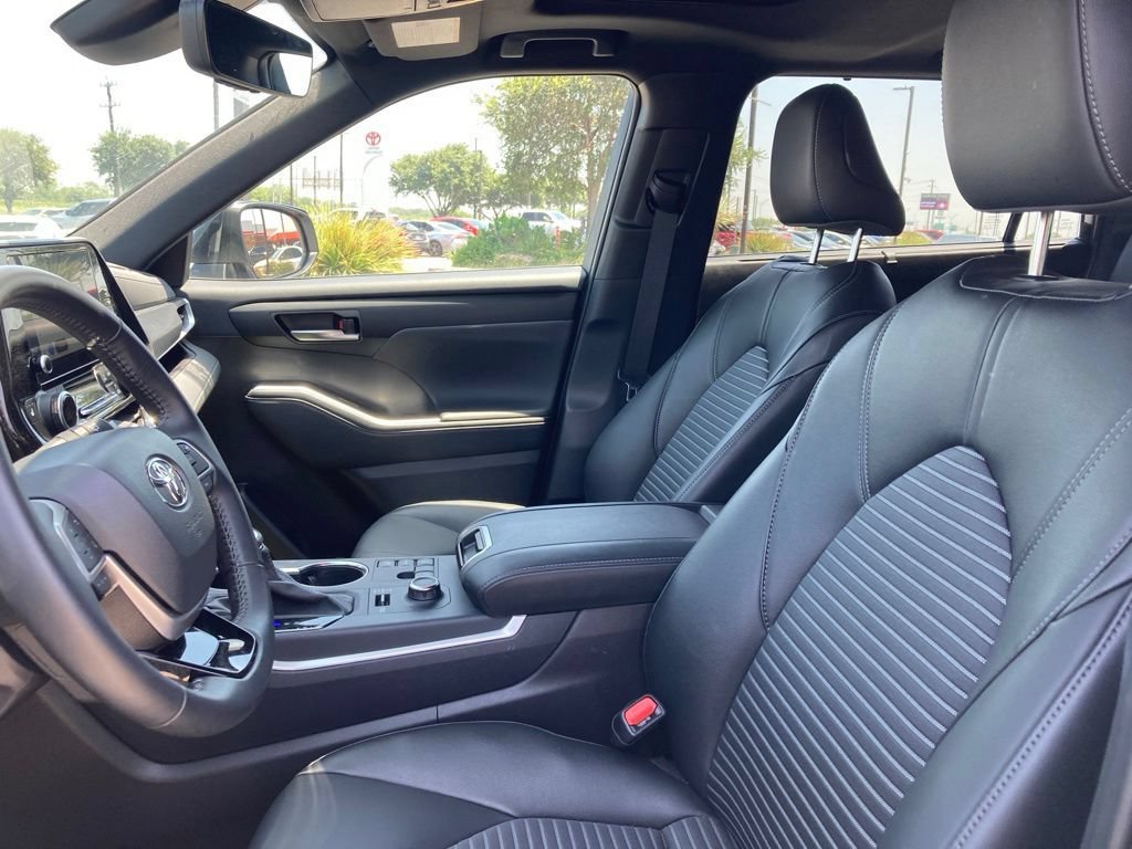 Used 2025 Toyota Highlander XSE AWD/4WD image 10
