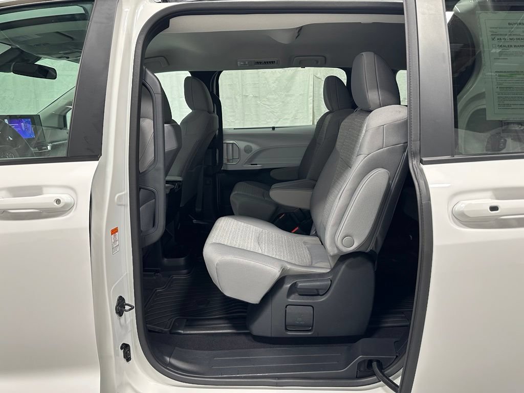 Used 2025 Toyota Sienna LE FWD image 39
