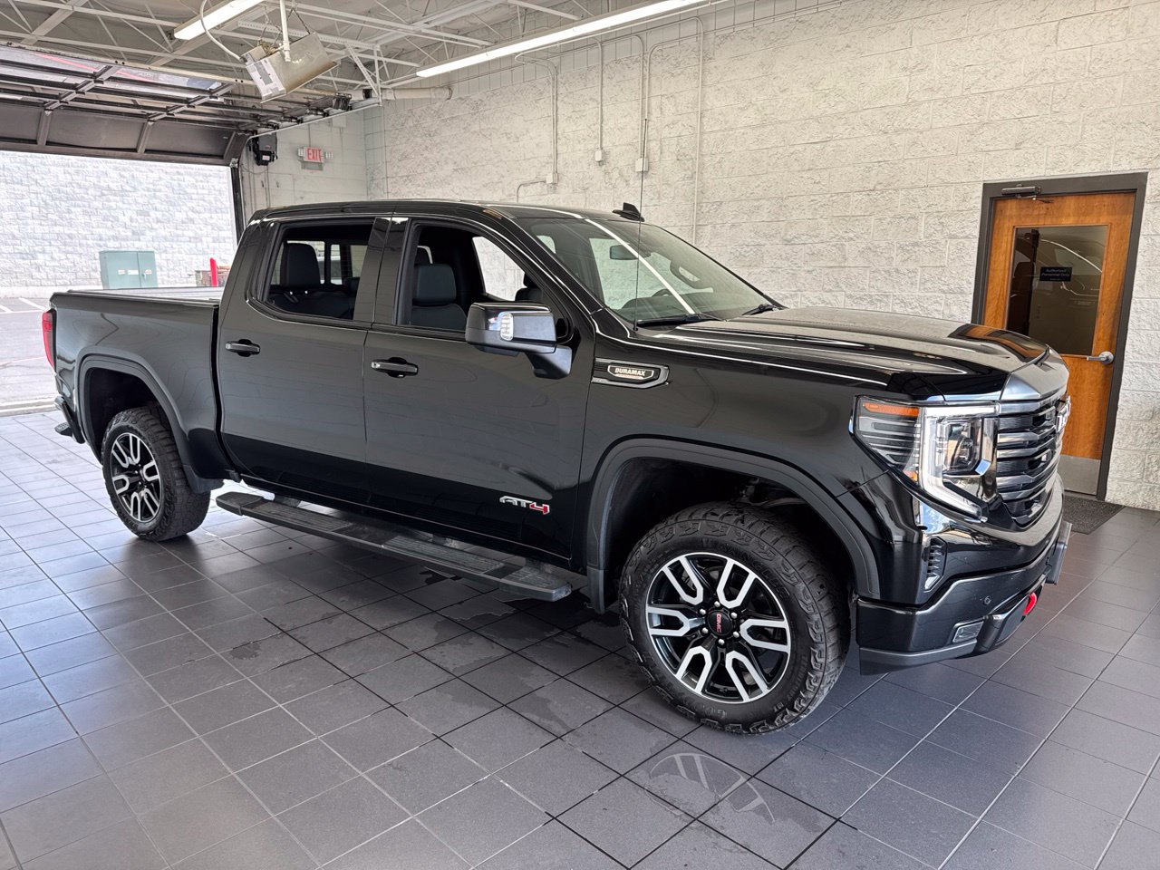 Used 2023 GMC Sierra 1500 AT4 w/ AT4 Preferred Package AWD/4WD image 1