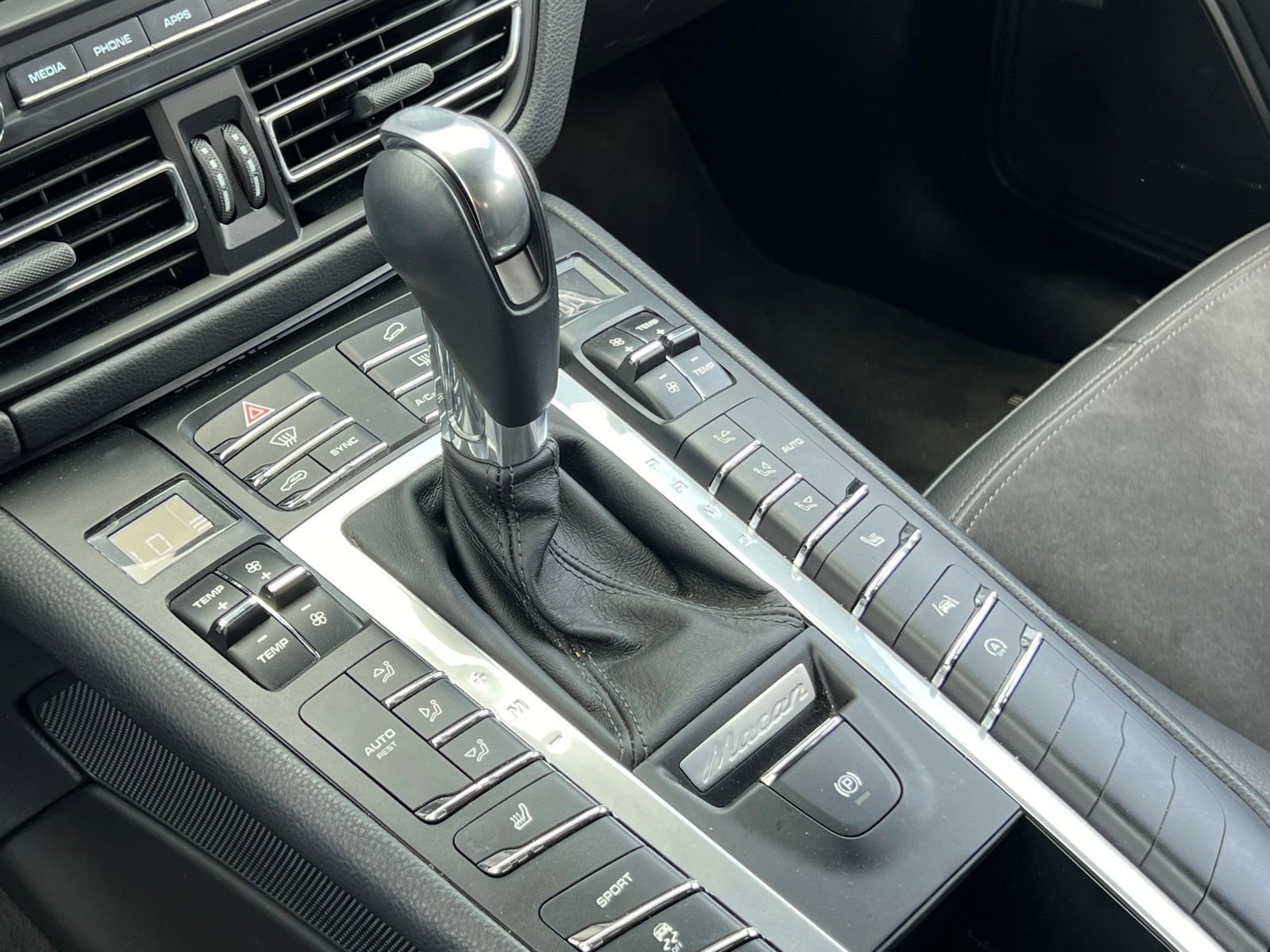 Certified 2020 Porsche Macan image 27