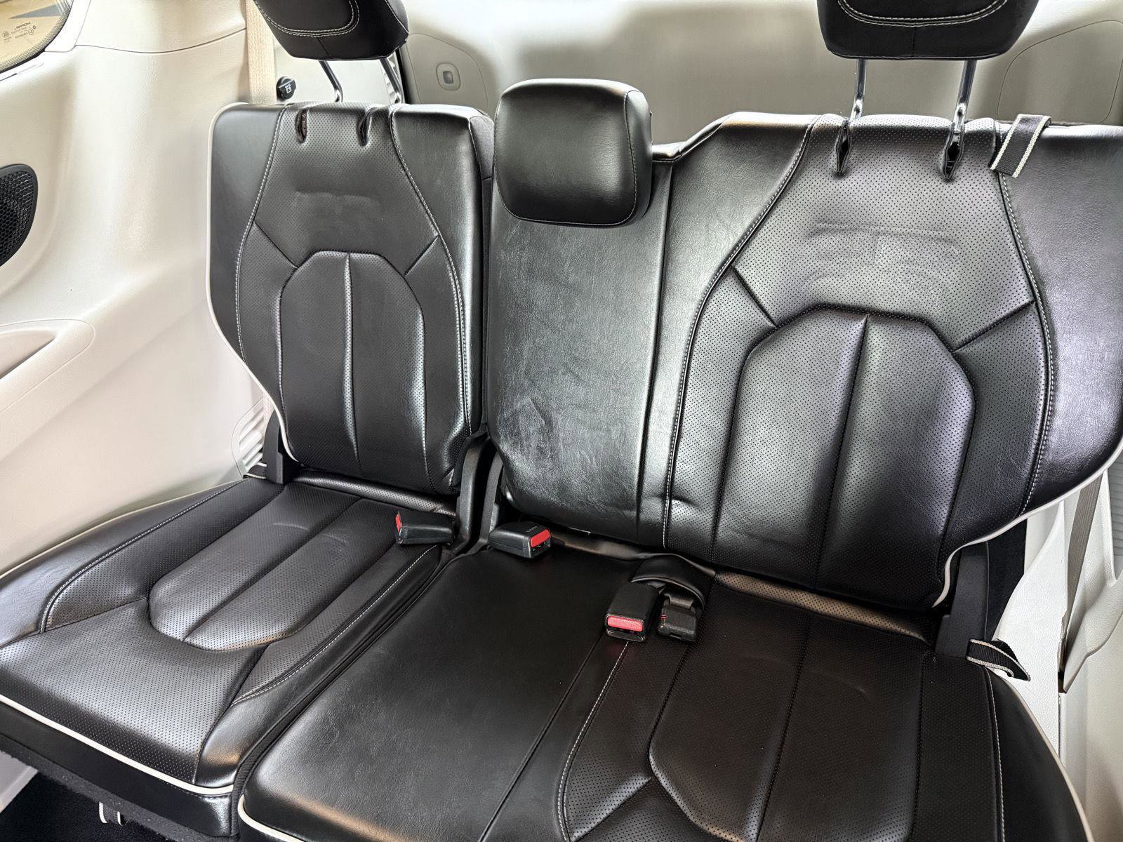 Used 2024 Chrysler Pacifica Limited image 16