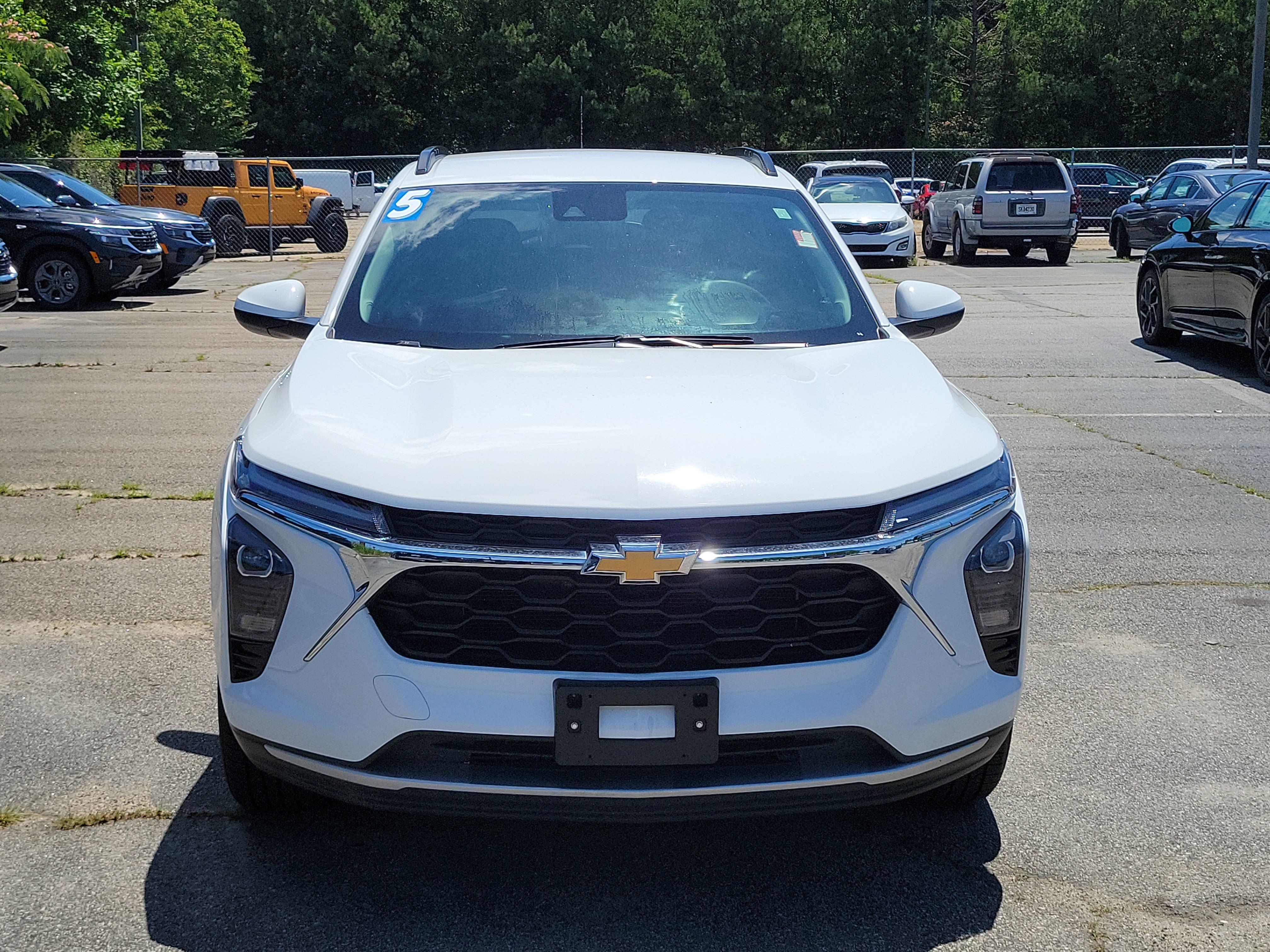 Used 2025 Chevrolet Trax LT FWD image 2