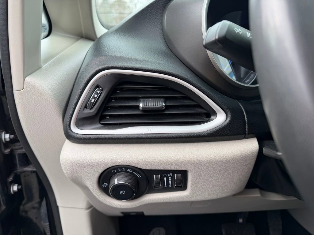 Used 2023 Chrysler Pacifica Touring-L image 15